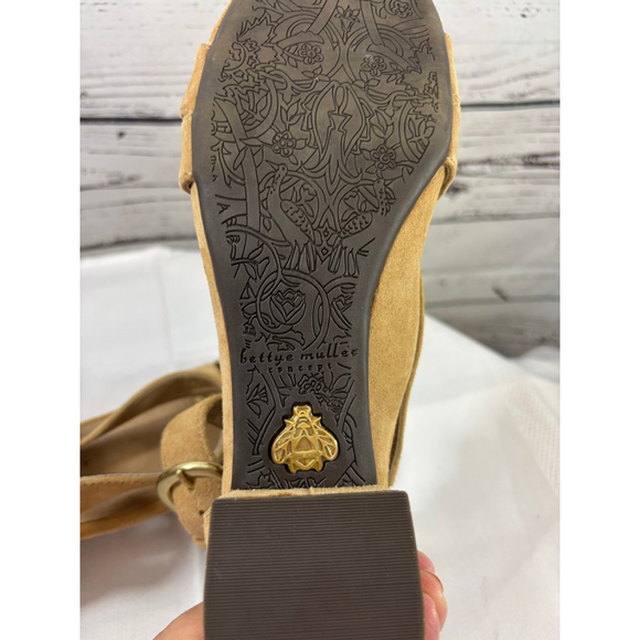 Women's Bettye Muller Tan Suede Gold Buckle Sandals Size 7.5 - Picture 7 of 8